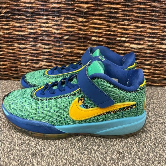 Boy’s Unisex Nike LeBron 20 Low Kaleidoscope sneakers 1Y, 2022 - Picture 1 of 6